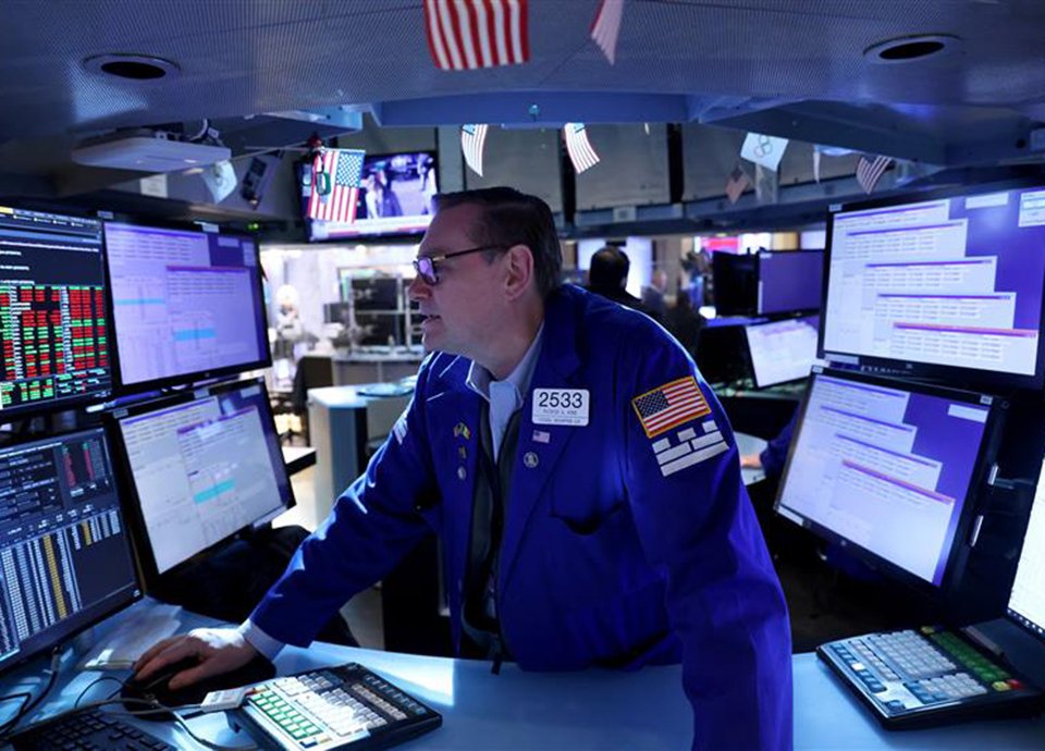 Wall Street fecha em queda após nomeação de Warsh para o Fed