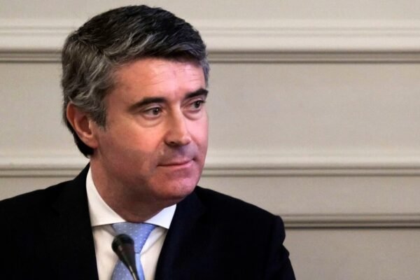 Líder socialista acusa governo de "estrangular a democracia"