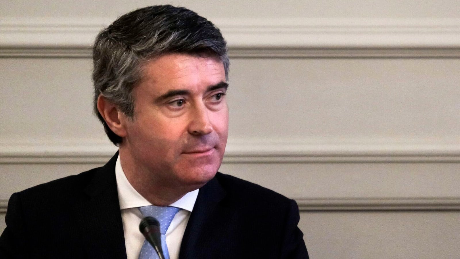 Líder socialista acusa governo de "estrangular a democracia"