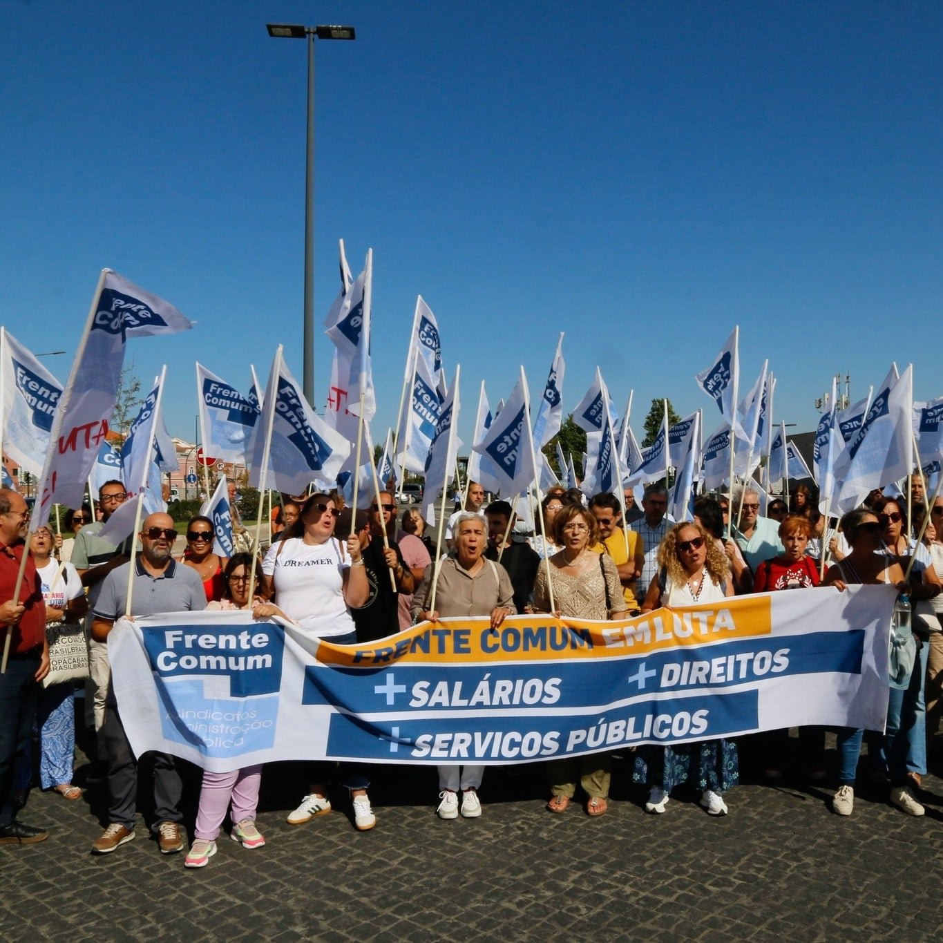 Governo oferece aumento anual de