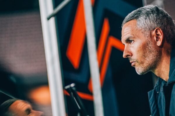 "Carlos Vicens Revela Mensagem de Inspiração: 'Ao Intervalo Disse que Era uma Oportunidade Única'"