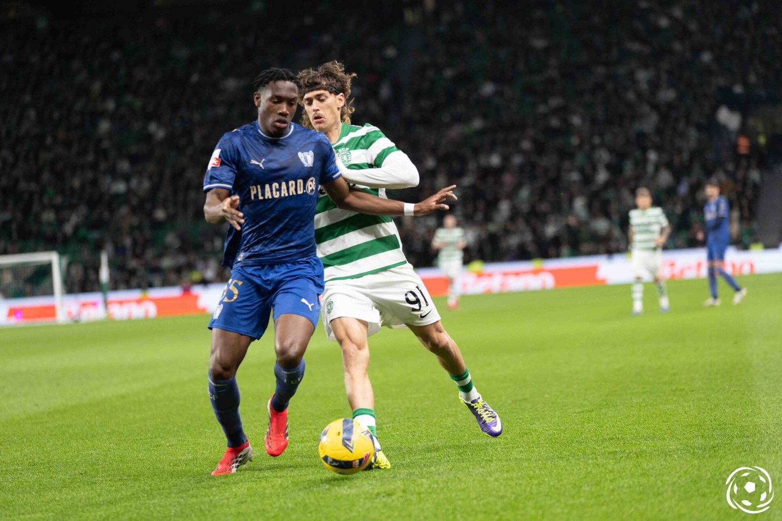 Renovou há dias com o Famalicão e deverá sair no verão: Fabrizio Romano confirma interesse de clubes da Inglaterra, Alemanha e Portugal