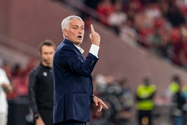 Mourinho justifica Prestianni no banco contra o Benfica e lamenta ausência: «Senti muita falta»