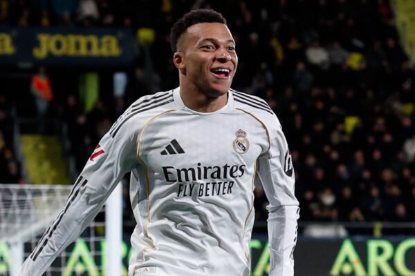 Emmanuel Petit critica contratação de Kylian Mbappé pelo Real Madrid: "Chegada encheu balneário de egoísmo e é um fiasco"