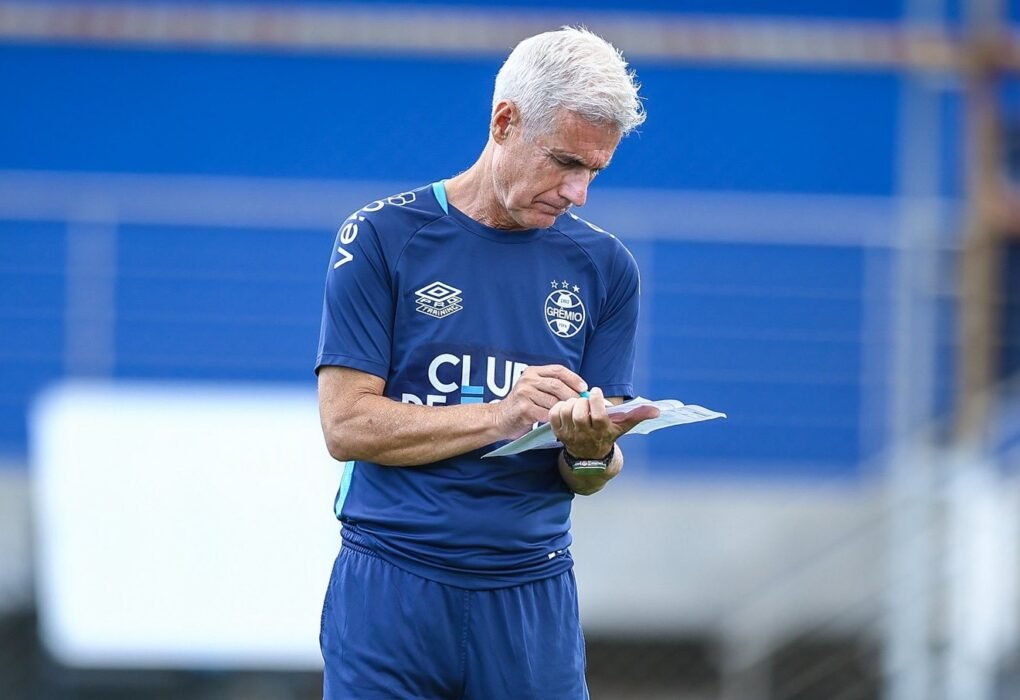 Carlos Vinícius defende Luís Castro após derrota do Grêmio: "Colocá