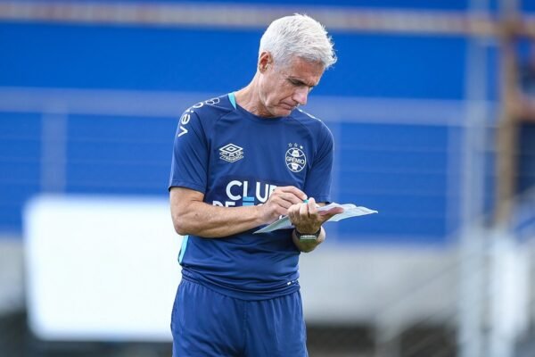 Carlos Vinícius defende Luís Castro após derrota do Grêmio: "Colocá