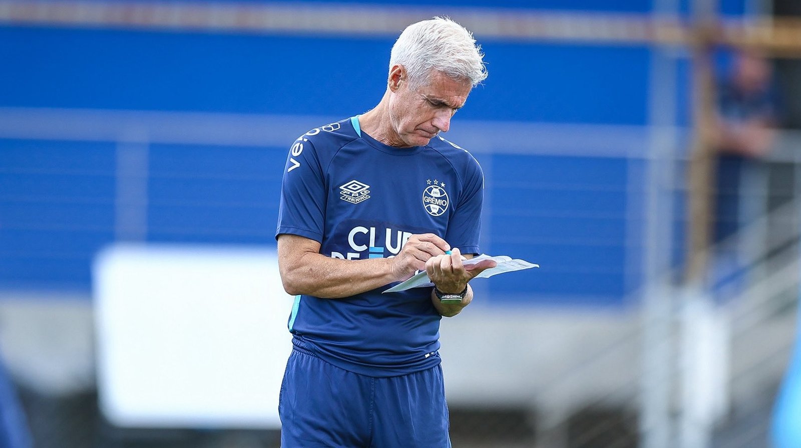 Carlos Vinícius defende Luís Castro após derrota do Grêmio: "Colocá