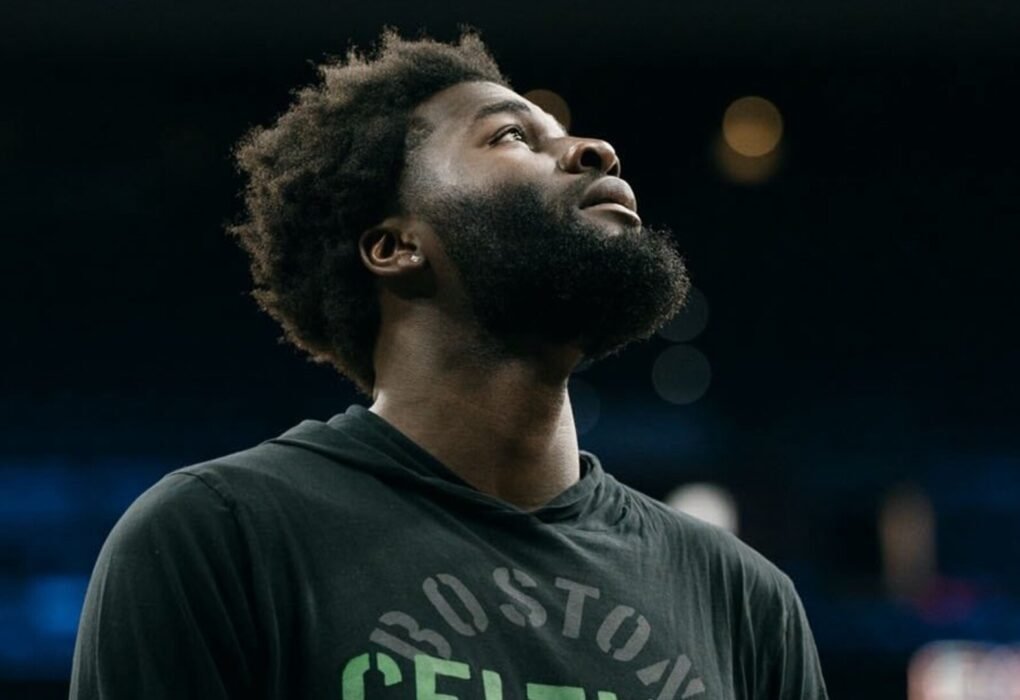 Boston Celtics de Neemias Queta vencem Philadelphia 76ers e ficam a um jogo das meias