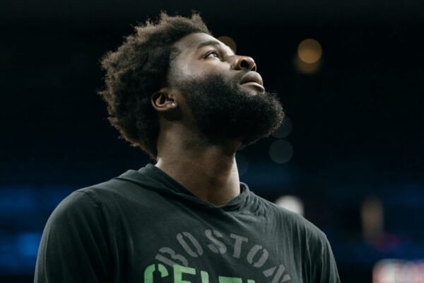 Boston Celtics de Neemias Queta vencem Philadelphia 76ers e ficam a um jogo das meias