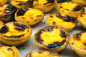 Pastel de nata (singular); past&eacute;is de nata (plural) &ndash; Photo: ALICE BUTENKO/UNSPLASH