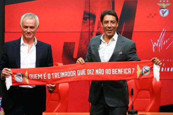 "Antigo Presidente do Benfica avisa Rui Costa: «José Mourinho deve continuar»"