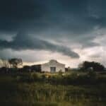 Clima Tempestuoso: Quando a Natureza Testa Fundamentos Frágeis