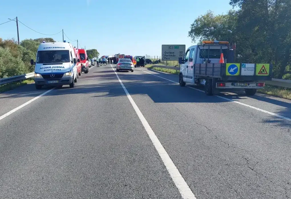 Família alemã morta em acidente de três carros na IC1 perto de Santiago do Cacém