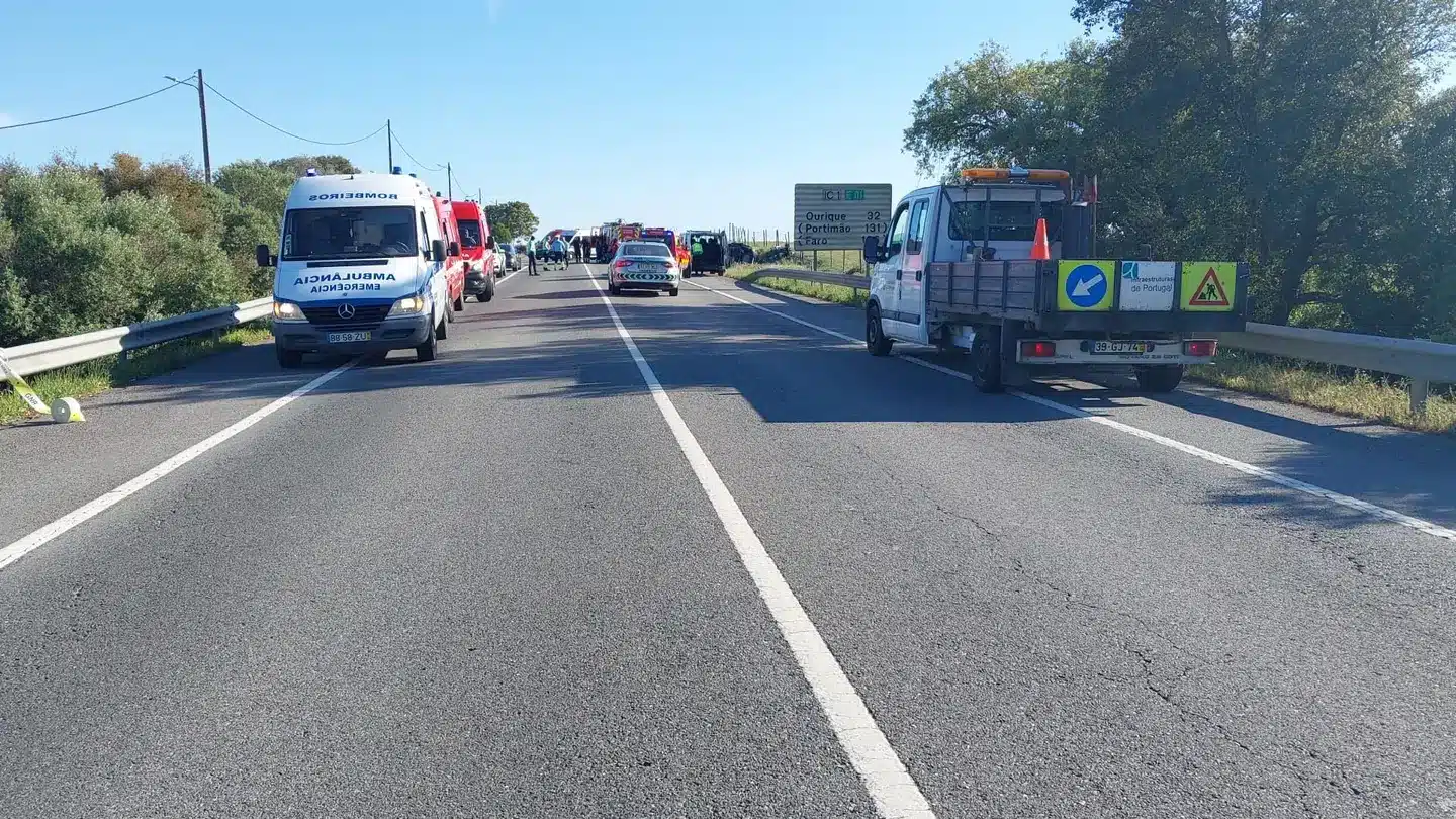Família alemã morta em acidente de três carros na IC1 perto de Santiago do Cacém