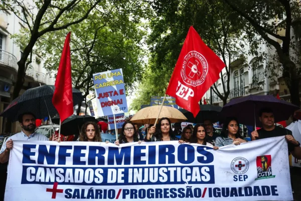 Enfermeiros convocam greve nacional, manifestação em Lisboa para 12 de maio