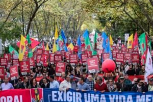 Dia do Trabalhador: Portugueses trabalham longas horas, mas produtividade "bem abaixo da média da UE"