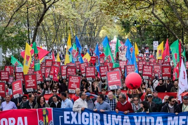 Dia do Trabalhador: Portugueses trabalham longas horas, mas produtividade "bem abaixo da média da UE"