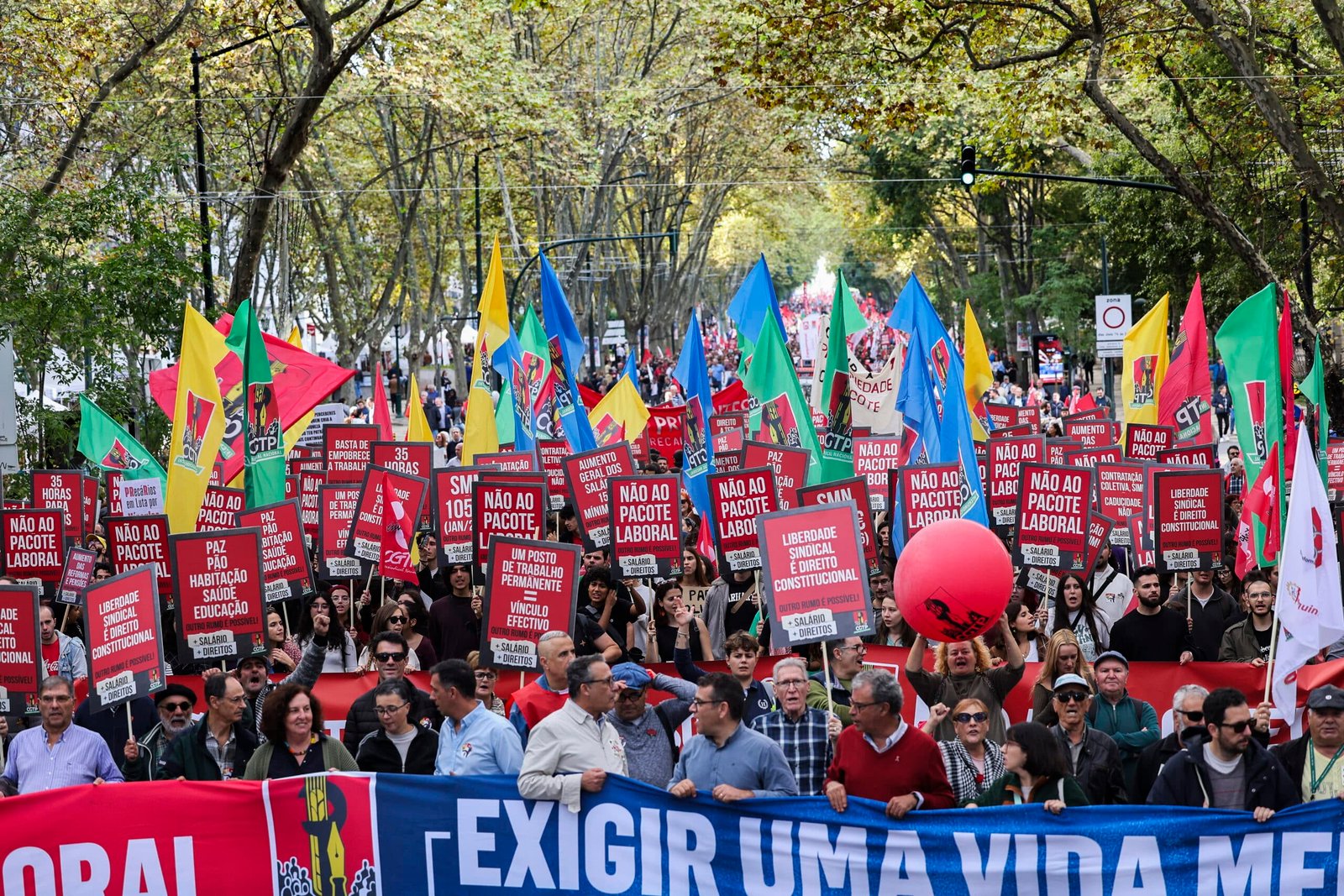 Dia do Trabalhador: Portugueses trabalham longas horas, mas produtividade "bem abaixo da média da UE"