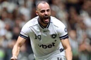 Botafogo empata com Atlético Mineiro após golo de Arthur Cabral no final