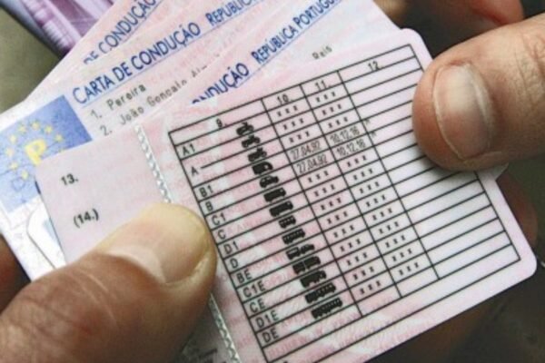 O Parlamento Europeu aprova novas cartas de condução para jovens de 17 anos