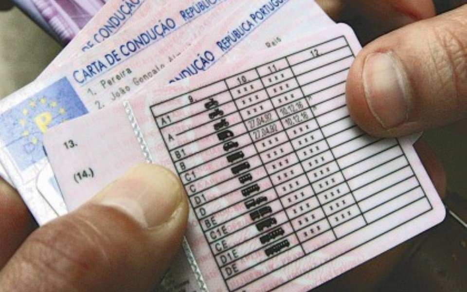 O Parlamento Europeu aprova novas cartas de condução para jovens de 17 anos