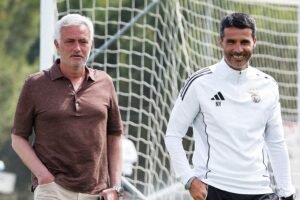 José Mourinho marca presença no treino da equipa "B" do Benfica durante o dia de folga da equipa principal