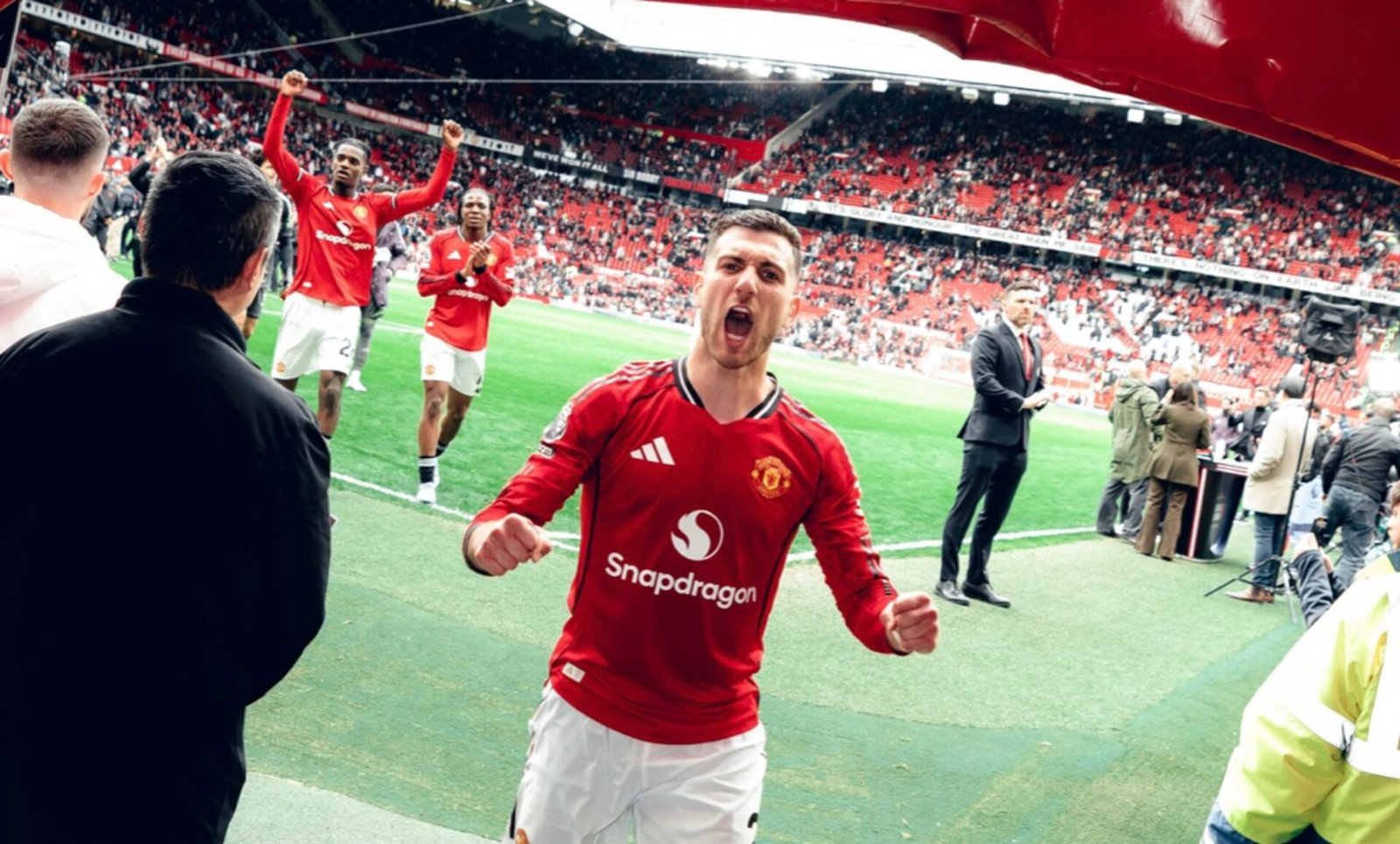 Diogo Dalot expressa alegria pela qualificação para a Champions League após vitória sobre o Liverpool