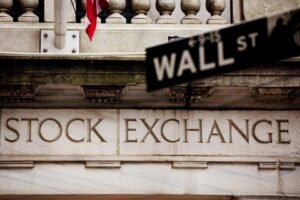 Wall Street encerra sessão com leves ganhos antes da decisão sobre o "shutdown"