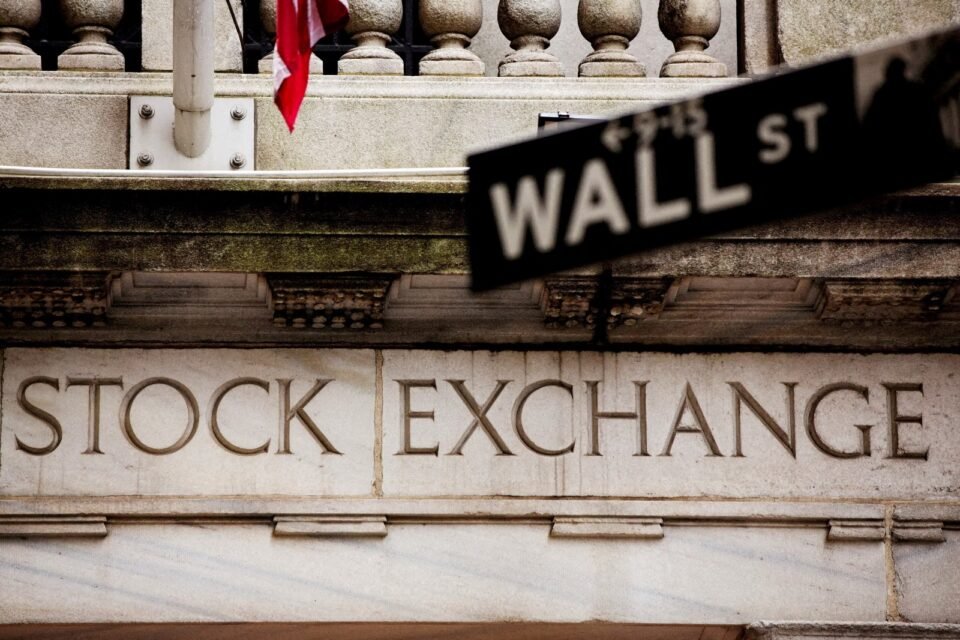 Wall Street encerra sessão com leves ganhos antes da decisão sobre o "shutdown"