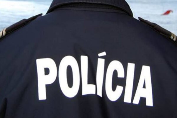 Mulher detida em Sintra por simular roubo de telemóvel