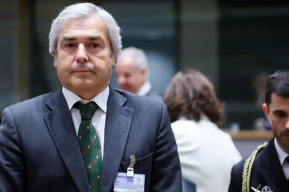 Ministro da Defesa opõe