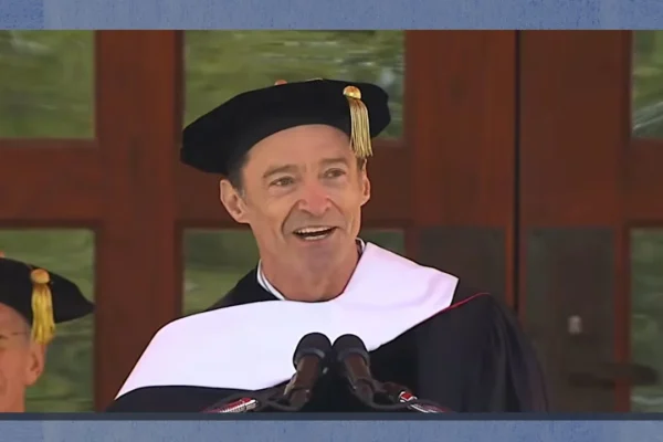 Hugh Jackman conta aos novos formandos a lição mais 'dolorosa' que aprendeu