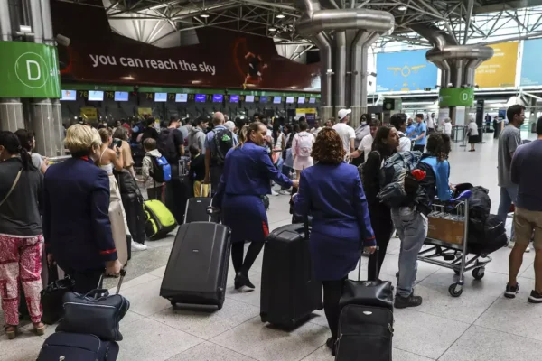 Caos no controle de fronteira do aeroporto atinge Porto também