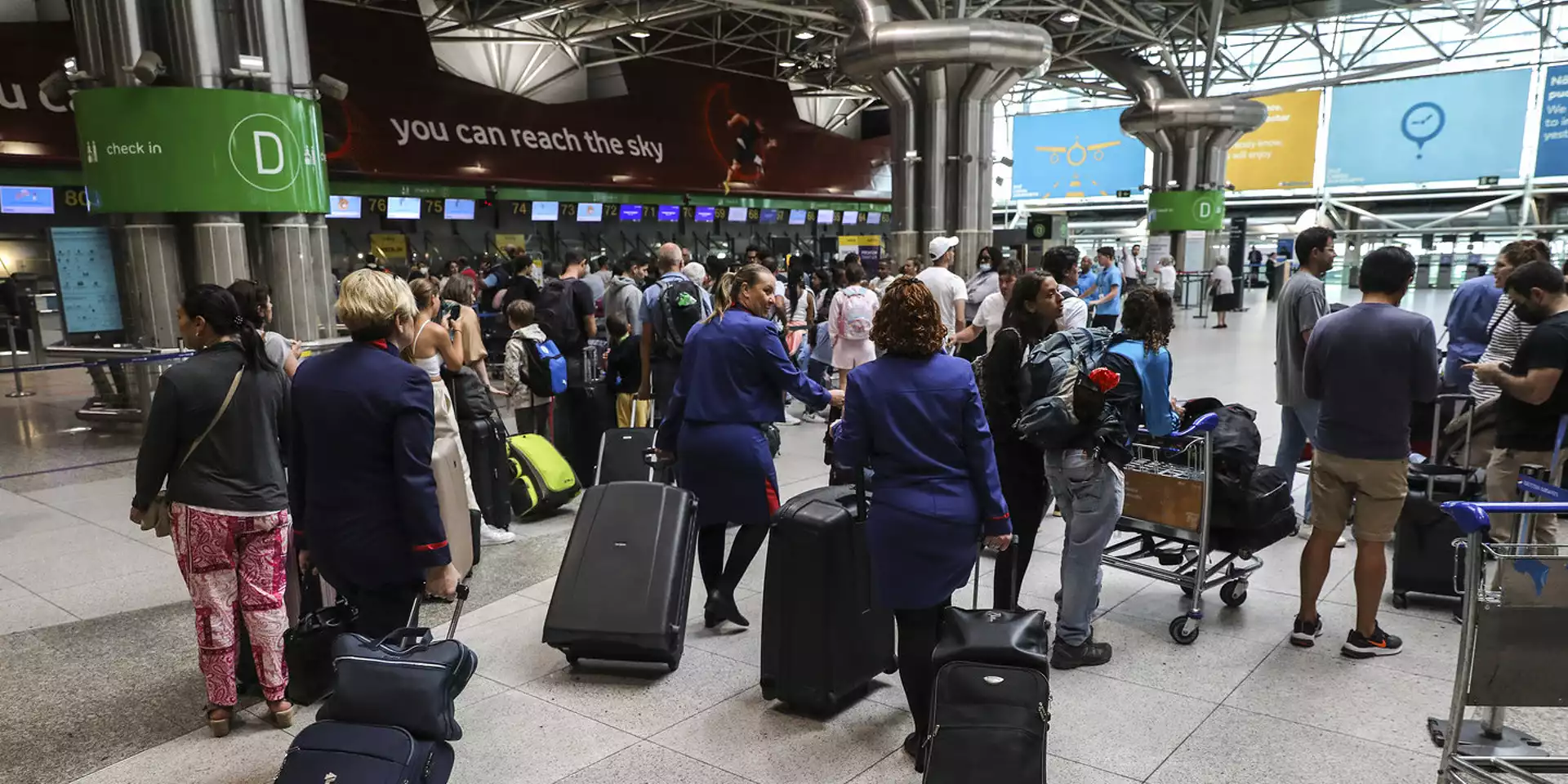 Caos no controle de fronteira do aeroporto atinge Porto também