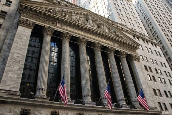 Wall Street encerra sessão em território positivo após susto com bancos regionais