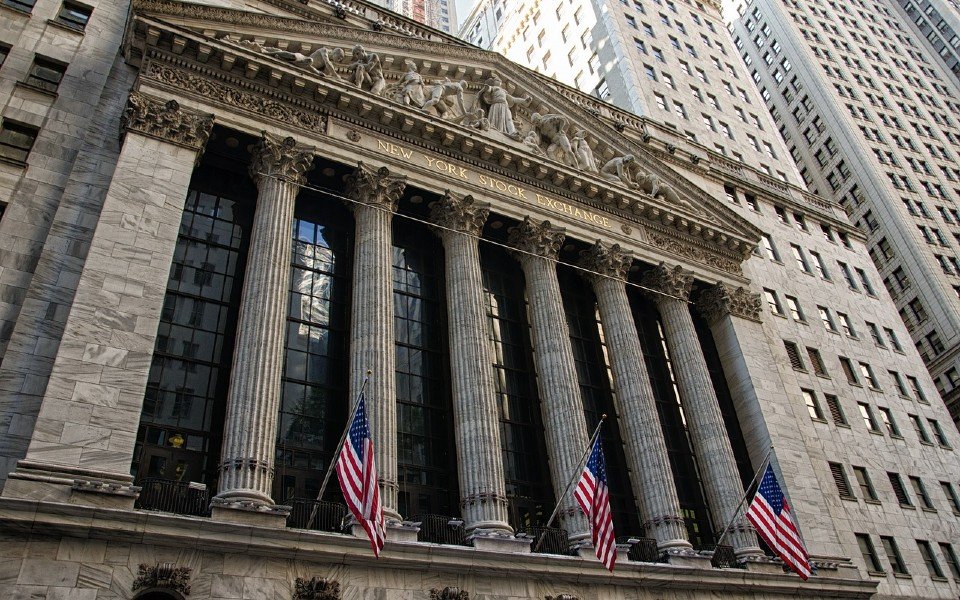 Wall Street encerra sessão em território positivo após susto com bancos regionais