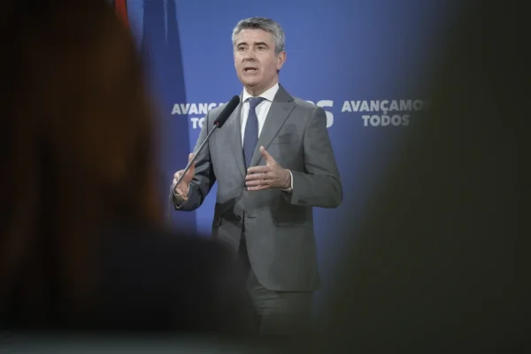 Líder socialista consulta 20 economistas para alternativa à reforma laboral do governo