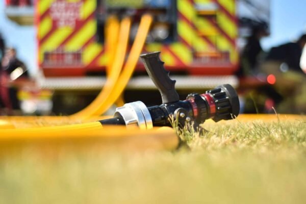 Grande incêndio florestal irrompe em Loulé, forçando o encerramento da EN2