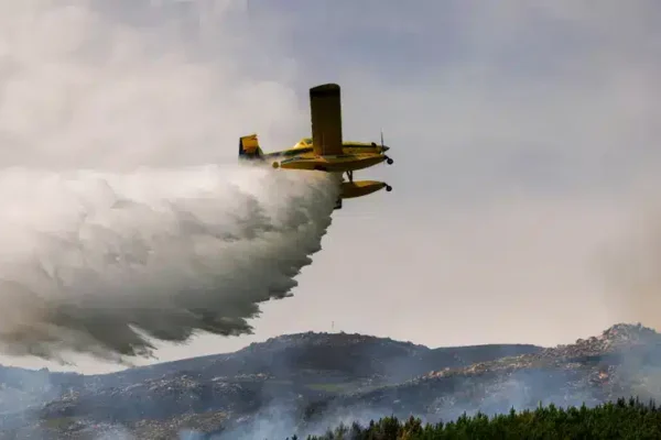 Incêndio em Aljustrel combatido por 90 bombeiros e sete aeronaves