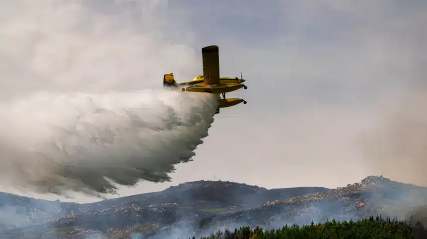 Incêndio em Aljustrel combatido por 90 bombeiros e sete aeronaves