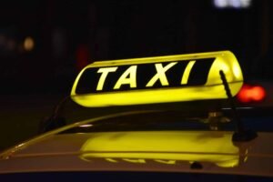 Tarifa base dos táxis vai descer para apenas