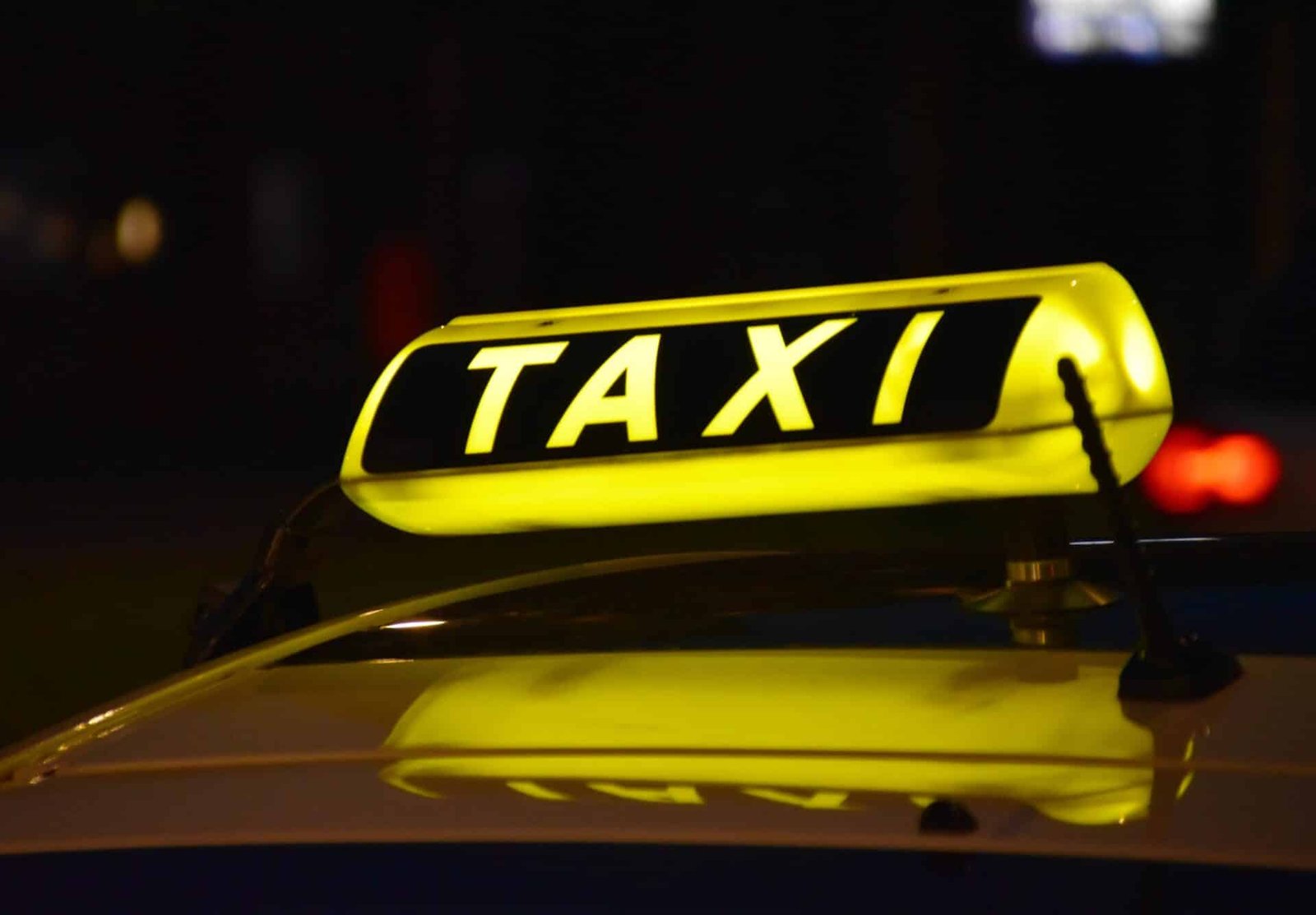 Tarifa base dos táxis vai descer para apenas