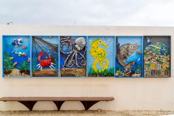 Escolaridades transformam lixo da Ria Formosa em arte pública em Olhão