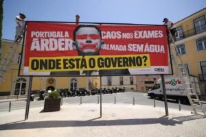 Polícia Municipal de Lisboa confisca painéis publicitários do CHEGA em frente ao parlamento