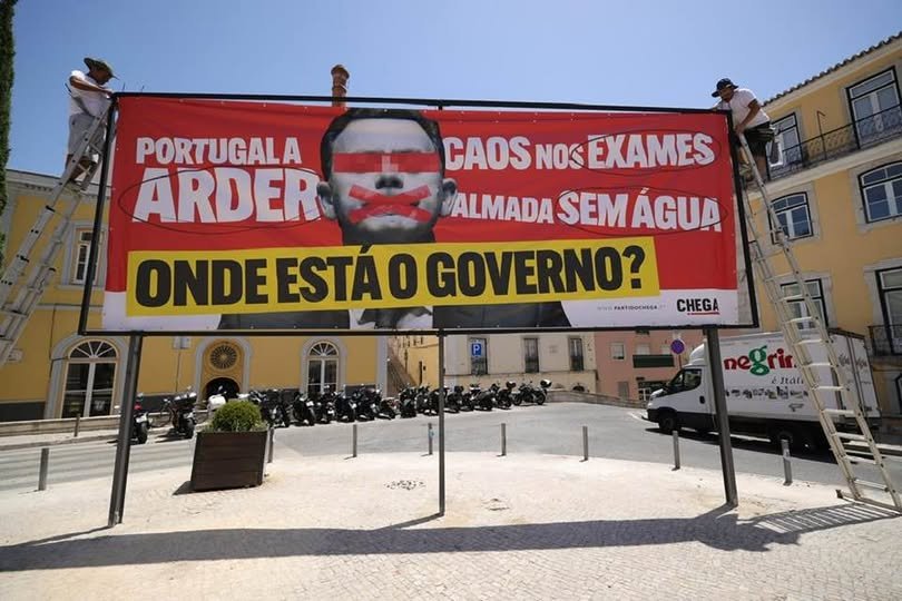 Polícia Municipal de Lisboa confisca painéis publicitários do CHEGA em frente ao parlamento