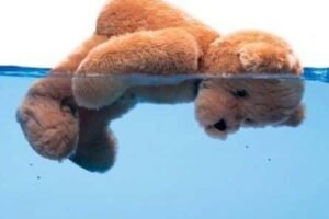 Criança de cinco anos se afoga em piscina familiar em Benavente
