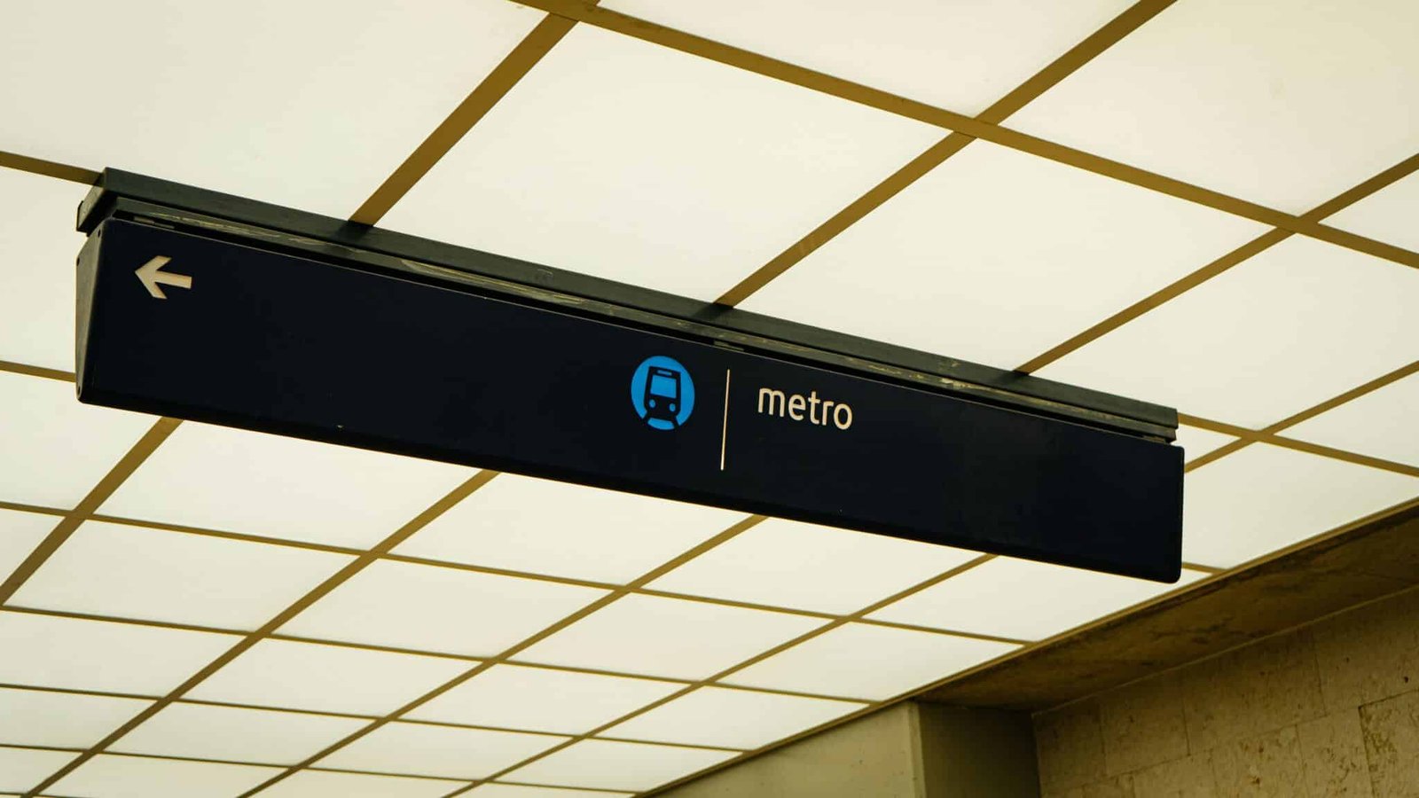 Lisboa abre estações de metro durante a noite para proteger sem
