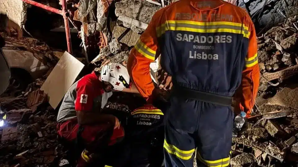 Missão de resgate de Portugal retorna do zero a Venezuela